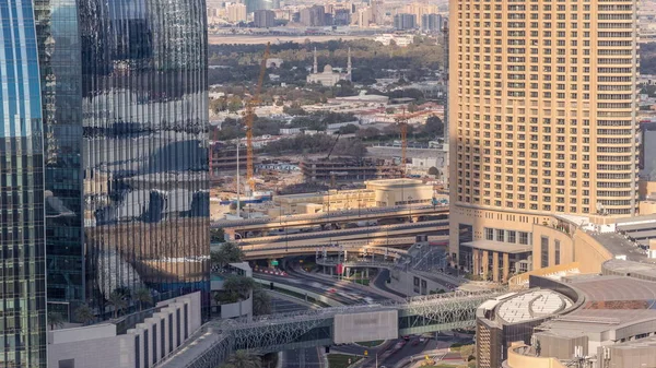 Dubai centrum ulicy z ruchliwym ruchem i wieżowce wokół timelapse. — Zdjęcie stockowe