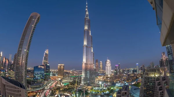 Panorama-Skyline-Blick auf Dubais Innenstadt nach Sonnenuntergang mit Einkaufszentrum, Springbrunnen und Wolkenkratzern Tag-Nacht-Zeitraffer — Stockfoto