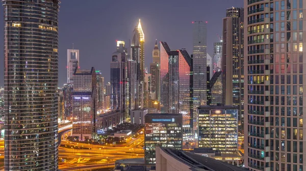 Okres Dubaj Mezinárodní finanční centrum s moderními mrakodrapy den do noci — Stock fotografie
