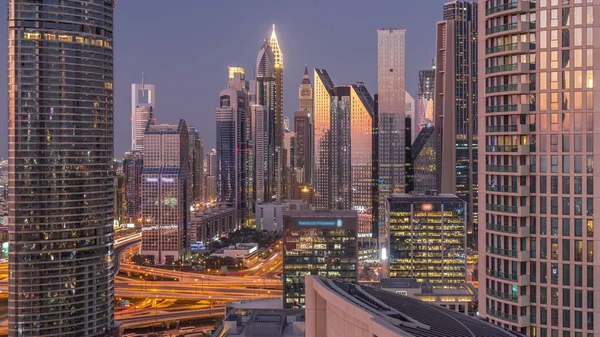 Dubai International Financial Centre distrito com arranha-céus modernos dia a noite timelapse — Fotografia de Stock
