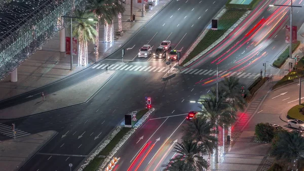 Vista de cruzamento com muitos transportes na noite de trânsito Timelapse Aerial — Fotografia de Stock