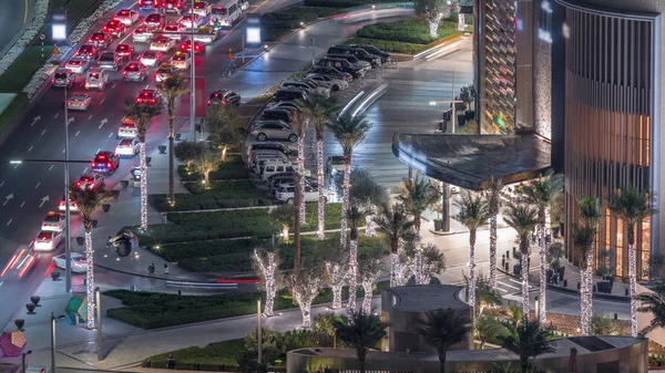 Vista aérea del centro comercial con timelapse nocturno de tráfico por carretera —  Fotos de Stock