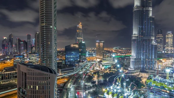 Panoramisch uitzicht op de skyline van Dubai centrum met een winkelcentrum, fonteinen en wolkenkrabbers lucht nacht timelapse — Stockfoto