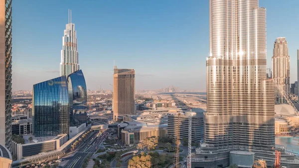 Vista panorámica del centro de Dubái con centro comercial, fuentes y rascacielos timelapse aéreo —  Fotos de Stock