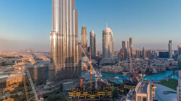 Панорамный вид на центр Дубая со смолой, фоменами и небоскребами — стоковое фото