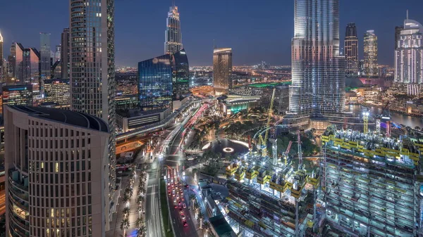 Panorama-Skyline-Blick auf Dubais Innenstadt nach Sonnenuntergang mit Einkaufszentrum, Springbrunnen und Wolkenkratzern Tag-Nacht-Zeitraffer — Stockfoto
