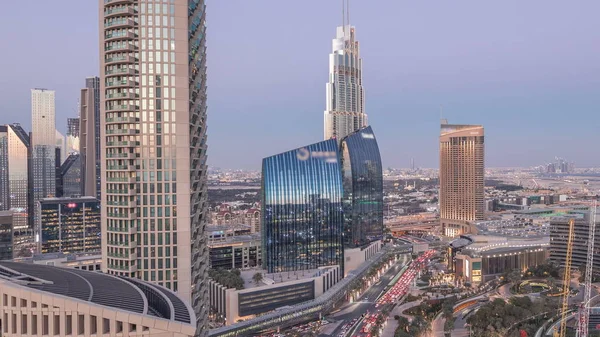 Vista panorámica del horizonte del centro de Dubái después del atardecer con centro comercial, fuentes y rascacielos antena día a noche timelapse —  Fotos de Stock