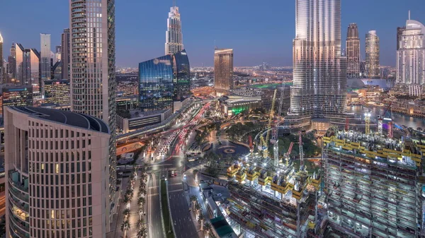Vista panoramica sullo skyline del centro di Dubai dopo il tramonto con centro commerciale, fontane e grattacieli aereo giorno a notte timelapse — Foto Stock