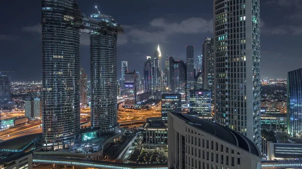 Vista aérea noturna de novos arranha-céus e edifícios altos Timelapse — Fotografia de Stock