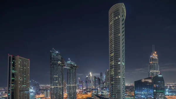 Ночной вид с воздуха на новые небоскребы и высокие здания Timelapse — стоковое фото