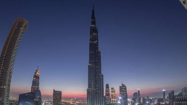 Panorama-Skyline-Blick auf Dubais Innenstadt vor Sonnenaufgang mit Einkaufszentrum, Springbrunnen und Wolkenkratzern Antenne Nacht zu Tag Zeitraffer — Stockfoto