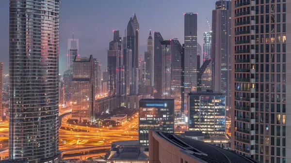 Luchtfoto van nieuwe wolkenkrabbers en hoge gebouwen in Dubai van nacht tot dag — Stockfoto