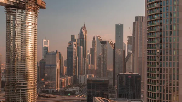 Dubai International Financial Centre distrito con rascacielos modernos timelapse al amanecer — Foto de Stock