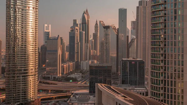 Gündoğumunda modern gökdelenlerle Dubai Uluslararası Finans Merkezi Bölgesi — Stok fotoğraf