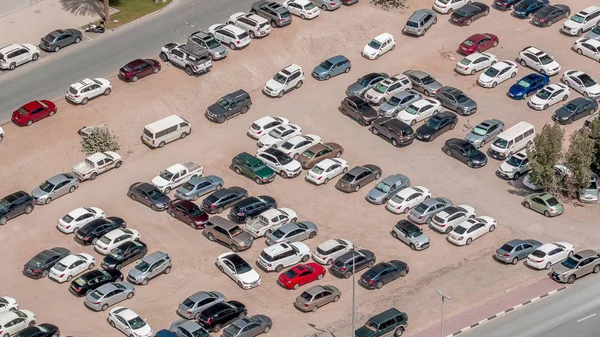 Widok z lotu ptaka pełne samochody na dużych parkingu zewnętrznym timelapse w Dubaju, Uae. — Zdjęcie stockowe