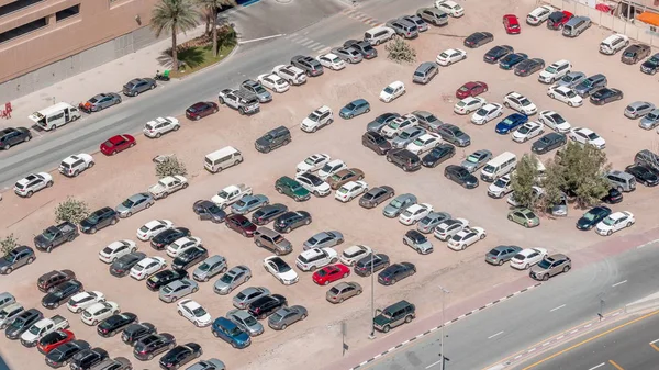 Luftaufnahme volle Autos auf großen Außenparkplätzen Zeitraffer in dubai, uae. — Stockfoto