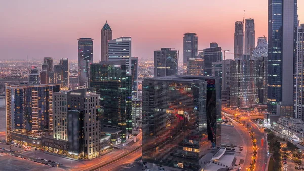 Torres de baía de negócios do Dubai no dia aéreo da noite à noite timelapse . — Fotografia de Stock