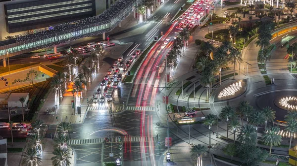 Vista de la intersección con muchos transportes en la noche de tráfico Timelapse Aerial —  Fotos de Stock