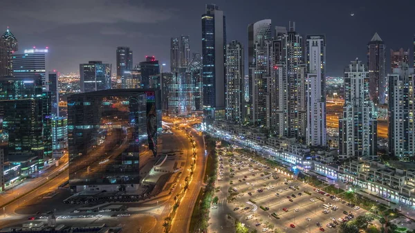 Moderno complejo residencial y de oficinas con muchas torres de noche aérea timelapse en Business Bay, Dubai, Emiratos Árabes Unidos . —  Fotos de Stock