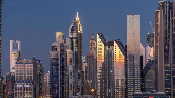 Vista aérea de nuevos rascacielos y edificios altos en Dubai día a noche timelapse — Foto de Stock