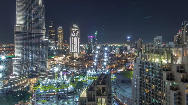 Panoramisch uitzicht op de skyline van Dubai centrum met een winkelcentrum, fonteinen en wolkenkrabbers lucht nacht timelapse — Stockfoto
