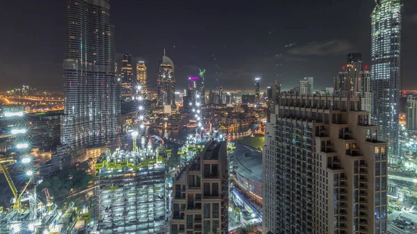 Panoraamanäkymät Dubain keskustaan ostoskeskuksella, suihkulähteet ja pilvenpiirtäjät antenni yö timelapse — kuvapankkivalokuva