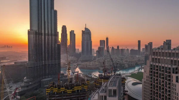 Panorama-Skyline-Blick auf Dubais Innenstadt vor Sonnenaufgang mit Einkaufszentrum, Springbrunnen und Wolkenkratzern Antenne Nacht zu Tag Zeitraffer — Stockfoto