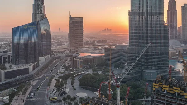 Panorama-Skyline-Blick auf Dubais Innenstadt vor Sonnenaufgang mit Einkaufszentrum, Springbrunnen und Wolkenkratzern Antenne Nacht zu Tag Zeitraffer — Stockfoto