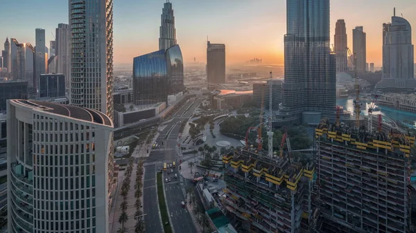 Panoramautsikt över Dubai centrum före soluppgången med köpcentrum, fontäner och skyskrapor antenn natt till dag timelapse — Stockfoto