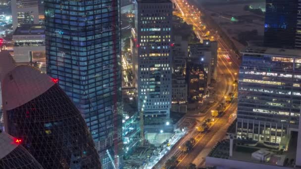 Skyline dos edifícios da Sheikh Zayed Road e DIFC noite aérea timelapse em Dubai, Emirados Árabes Unidos . — Vídeo de Stock