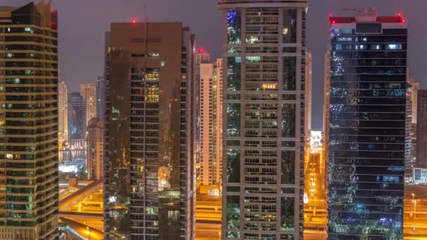 Bâtiments résidentiels et de bureaux à Jumeirah lac tours quartier nuit au jour le jour timelapse à Dubaï — Video