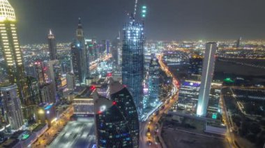 Sheikh Zayed Road ve Difc'nin Dubai, Bae'deki hava gece saatlerinin silueti.