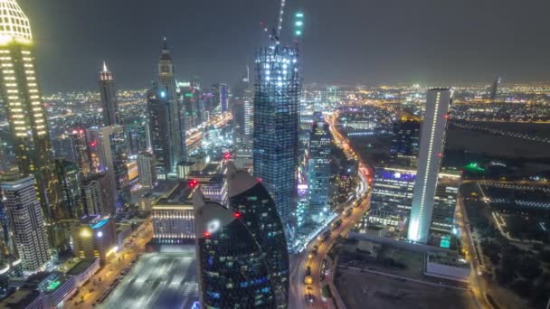 Skyline de los edificios de Sheikh Zayed Road y DIFC timelapse noche aérea en Dubai, Emiratos Árabes Unidos . — Vídeos de Stock