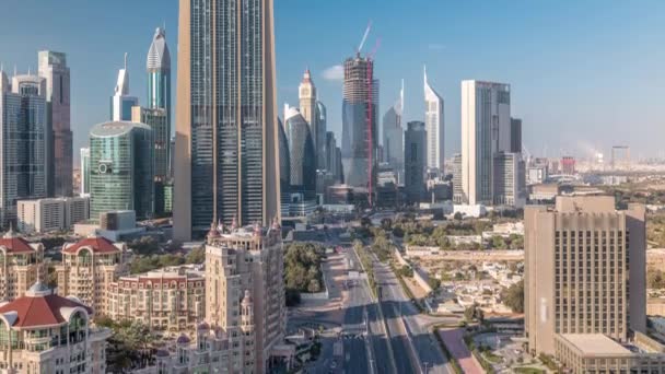 Vista aérea no centro da cidade e distrito financeiro em Dubai timelapse, Emirados Árabes Unidos com arranha-céus e rodovias . — Vídeo de Stock