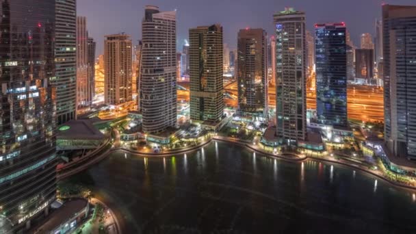 주메이라 호수 타워 지구의 주거 및 사무실 건물은 두바이에서 낮 시간 경과에 밤 — 비디오