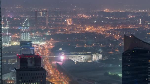 시내에서 크레인과 교통 및 건설 건물에서 금융 및 zabeel 지구 밤에 밤에 공중 보기 — 비디오