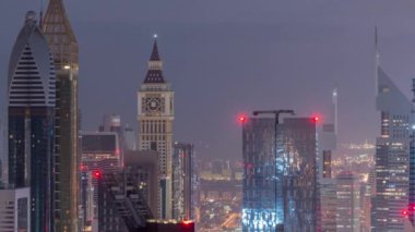 Modern gökdelenler gece gündüz timelapse ile Dubai Uluslararası Finans Merkezi ilçe