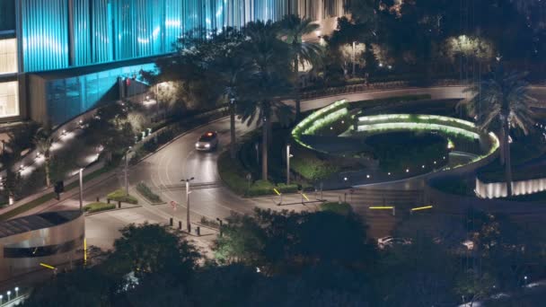 Vista del cerchio di intersezione con molti trasporti nel traffico notturno aerea — Video Stock