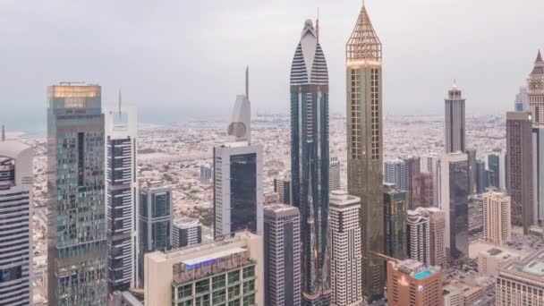 Skyline av byggnaderna i Sheikh Zayed Road och DIFC Aerial dag till natt Timelapse i Dubai, UAE. — Stockvideo