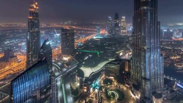 Paniramic Skyline kilátás Dubai belvárosában bevásárlóközpontban, szökőkutak és Burj Khalifa légi éjszaka a nap TimeLapse — Stock videók