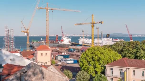 Skyline πάνω από το εμπορικό λιμάνι της Λισαβόνας timelapse, εμπορευματοκιβώτια στην προβλήτα με γερανούς φορτίου — Αρχείο Βίντεο