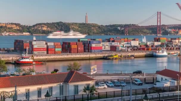 Skyline sobre el timelapse del puerto comercial de Lisboa, puente del 25 de abril, contenedores en el muelle con grúas de carga — Vídeos de Stock