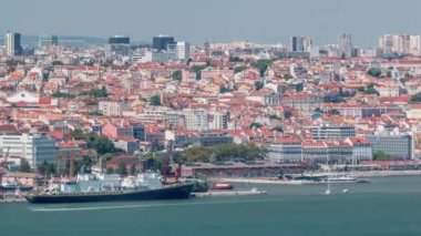 Lizbon Tarihi Merkezi 'nin Panoraması Tagus veya Tejo Nehri' nin güney kıyısından izlendi.