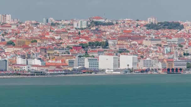 Panorama van het historische centrum van Lissabon vanuit de lucht, gezien vanaf de zuidelijke rand van de Taag of de Tejo. — Stockvideo