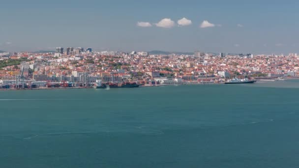 Panorama van het historische centrum van Lissabon vanuit de lucht, gezien vanaf de zuidelijke rand van de Taag of de Tejo. — Stockvideo