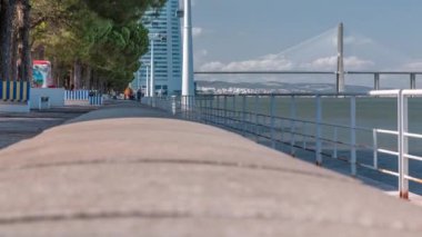 Lisbons Milletler Parkı ve Vasco da Gama Köprüsü 'nün Tagus Nehri kıyısı manzarası