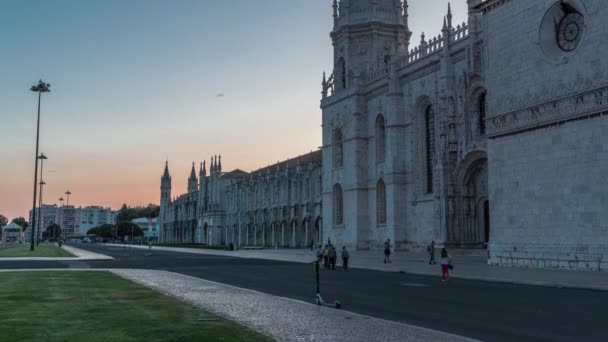 Mosteiro dos Jeronimos van dag tot nacht, gelegen in de wijk Belem in Lissabon, Portugal. — Stockvideo