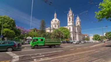 Lizbon sokaklarından Basilica da Estrela 'ya bakın. Zaman aşımı, yüksek hız, Portekiz.