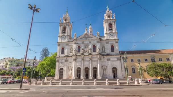 Kilátás a Bazilikára da Estrela a lisszaboni timelapse hyperlapse utcáiról, Portugália. — Stock videók