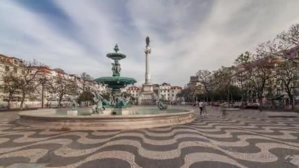 Place Rossio avec fontaine et monument sur colonne situé à Baixa quartier timelapse hyperlapse à Lisbonne, Portugal — Video